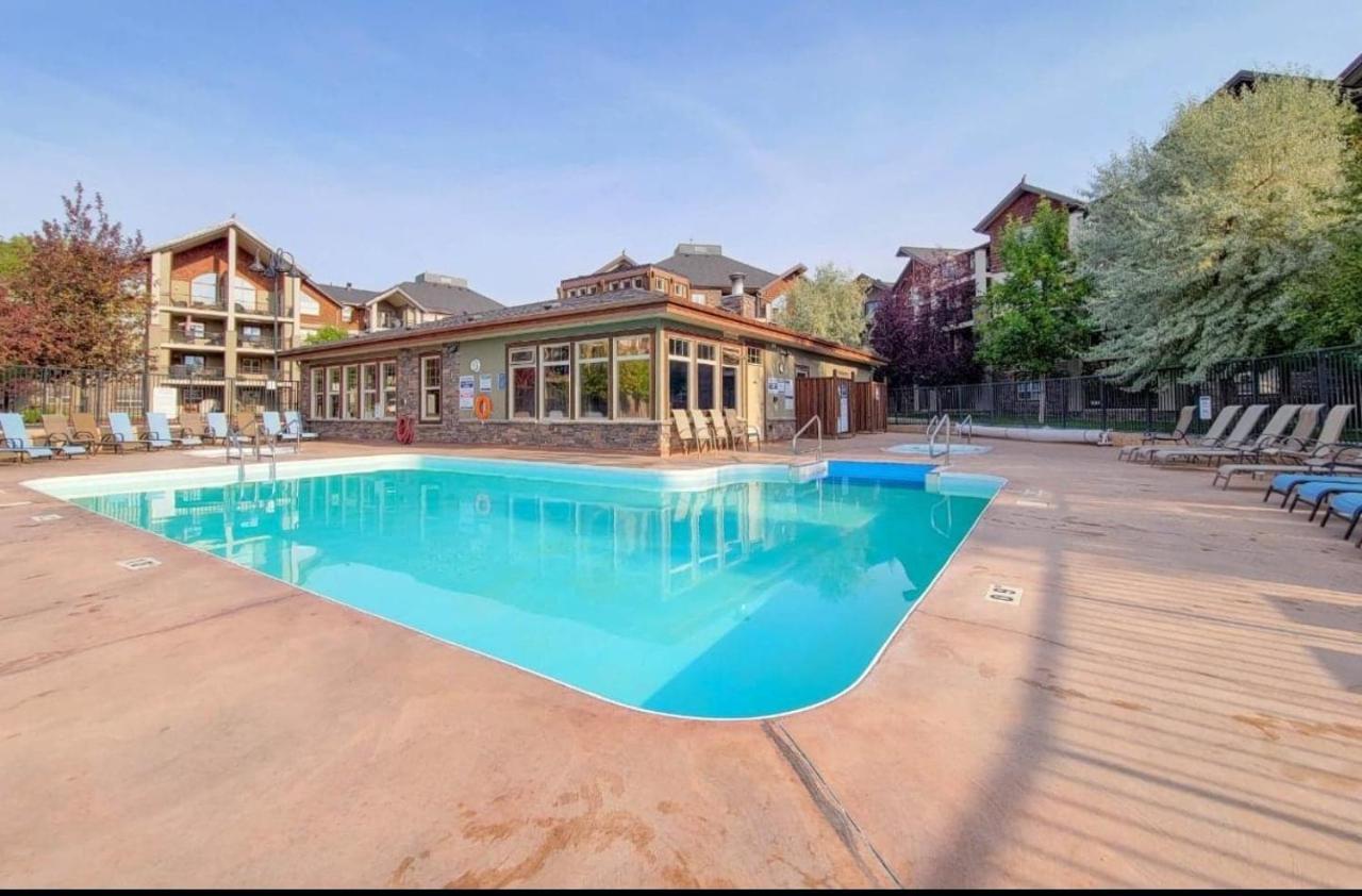 Mountain Getaway Condo - 5 Min Walk To The Beach! Invermere Luaran gambar