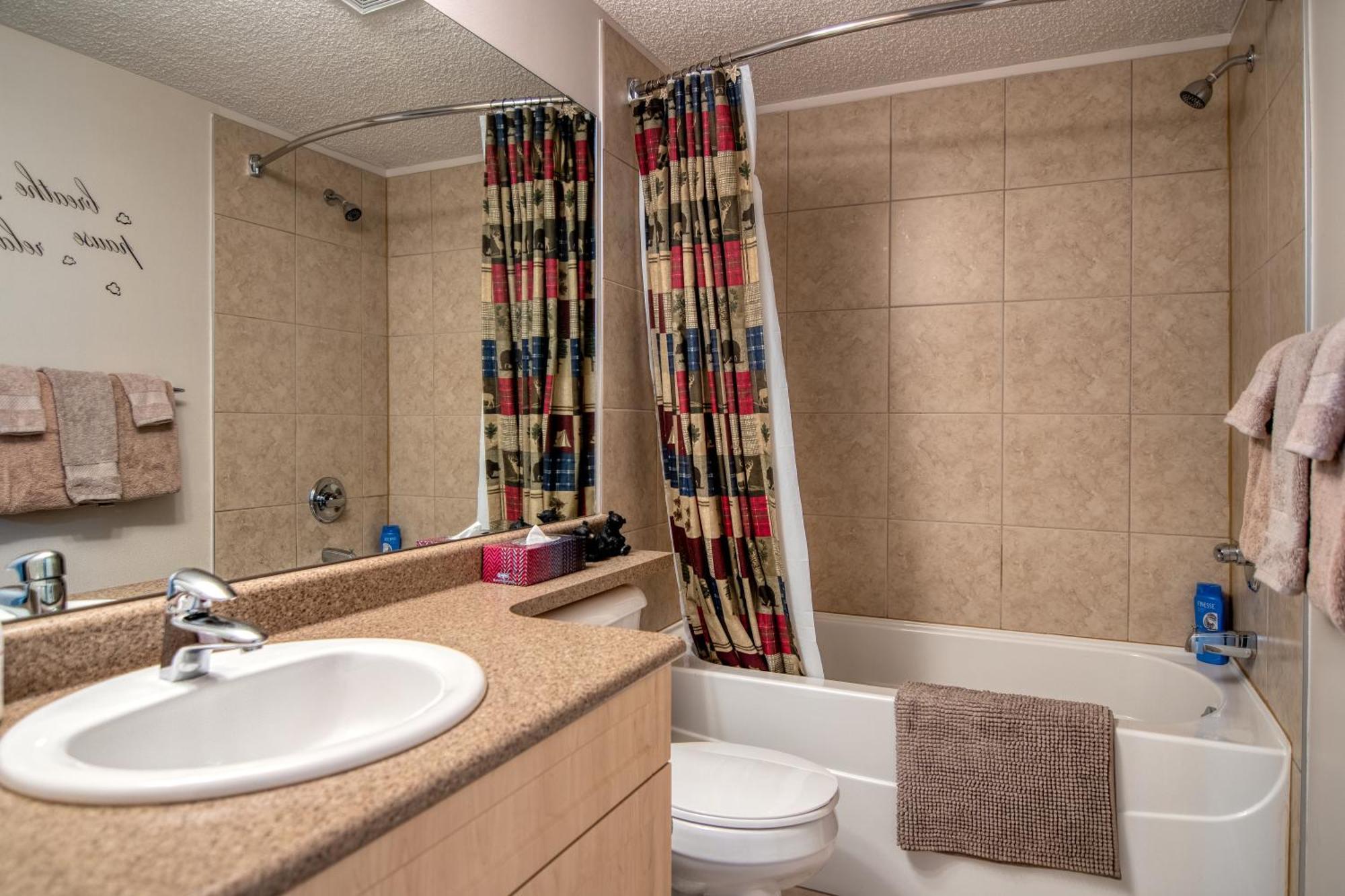 Mountain Getaway Condo - 5 Min Walk To The Beach! Invermere Luaran gambar